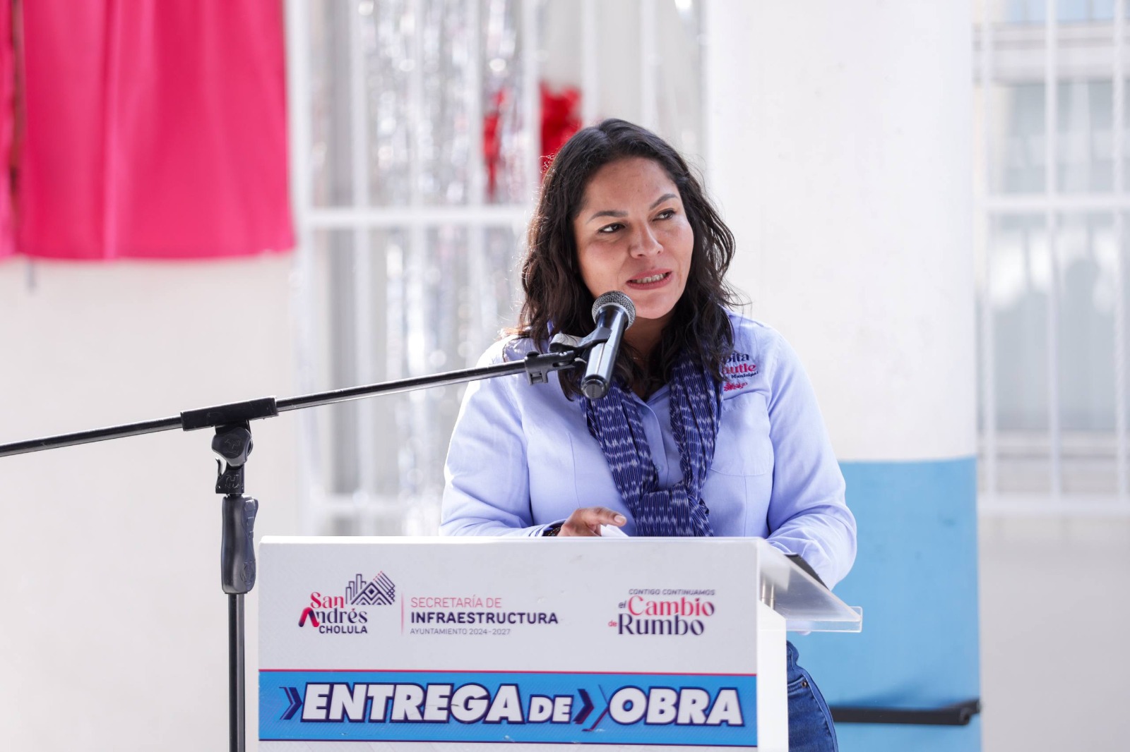 Entrega Lupita Cuautle aula equipada con tecnología en telesecundaria de Acatepec