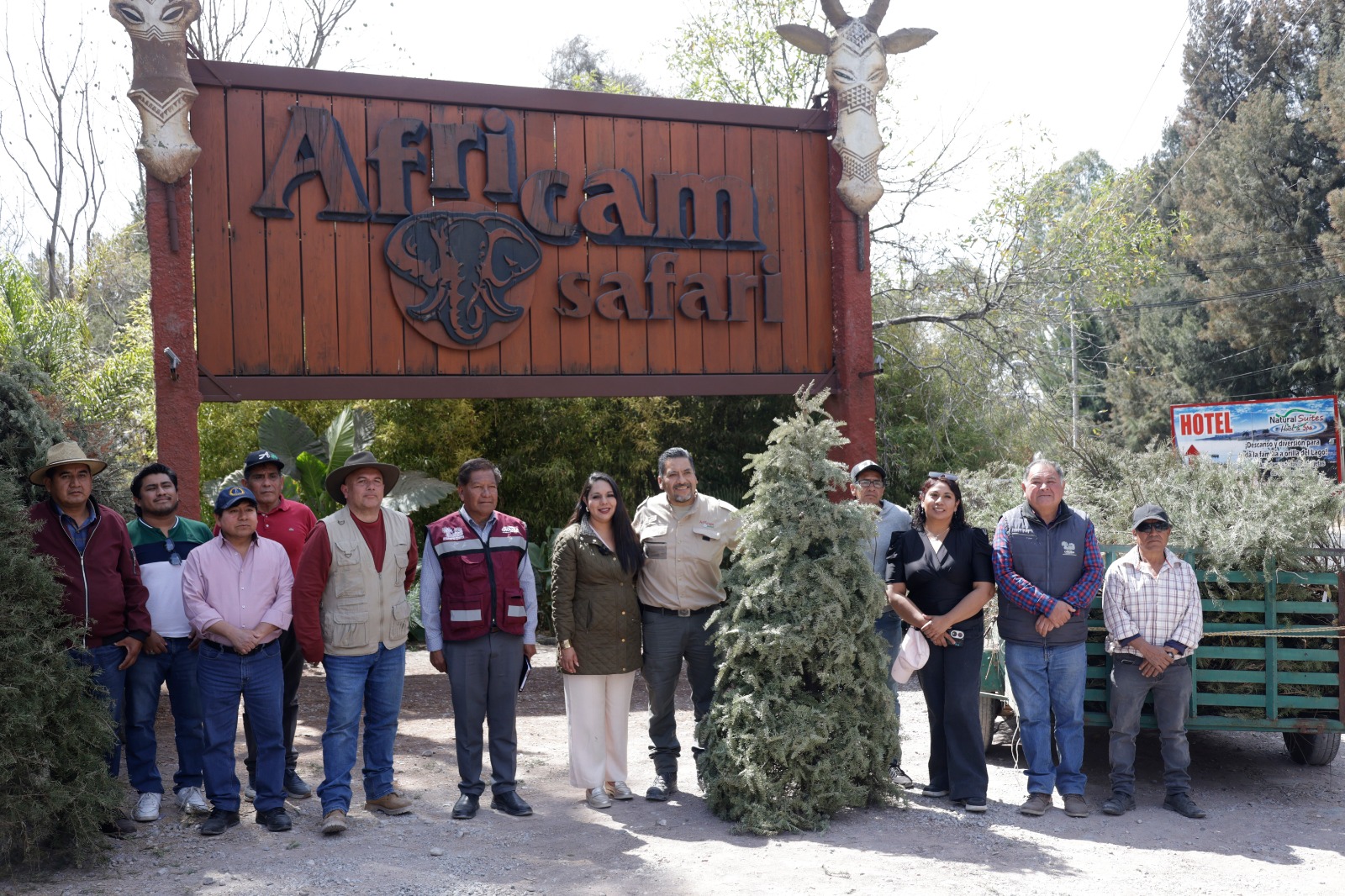 Entrega Tonantzin Fernández 270 árboles navideños naturales a Africam Safari