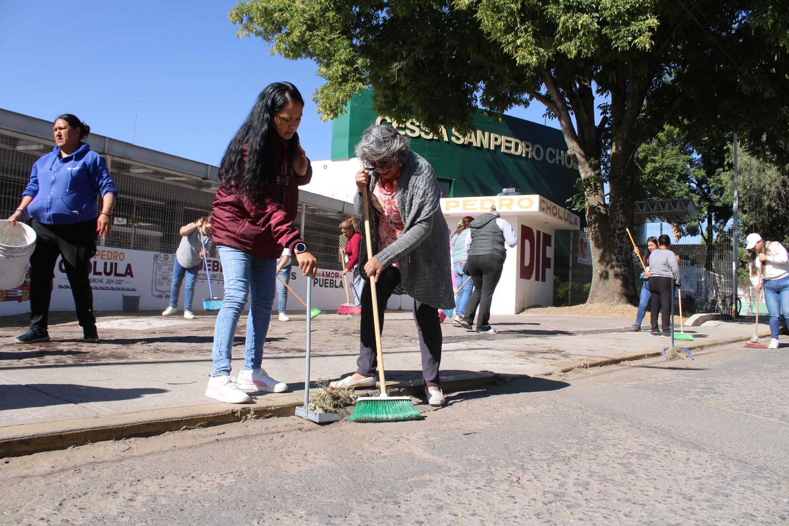 Encabeza Lupita Fernández faena comunitaria en el DIF Municipal