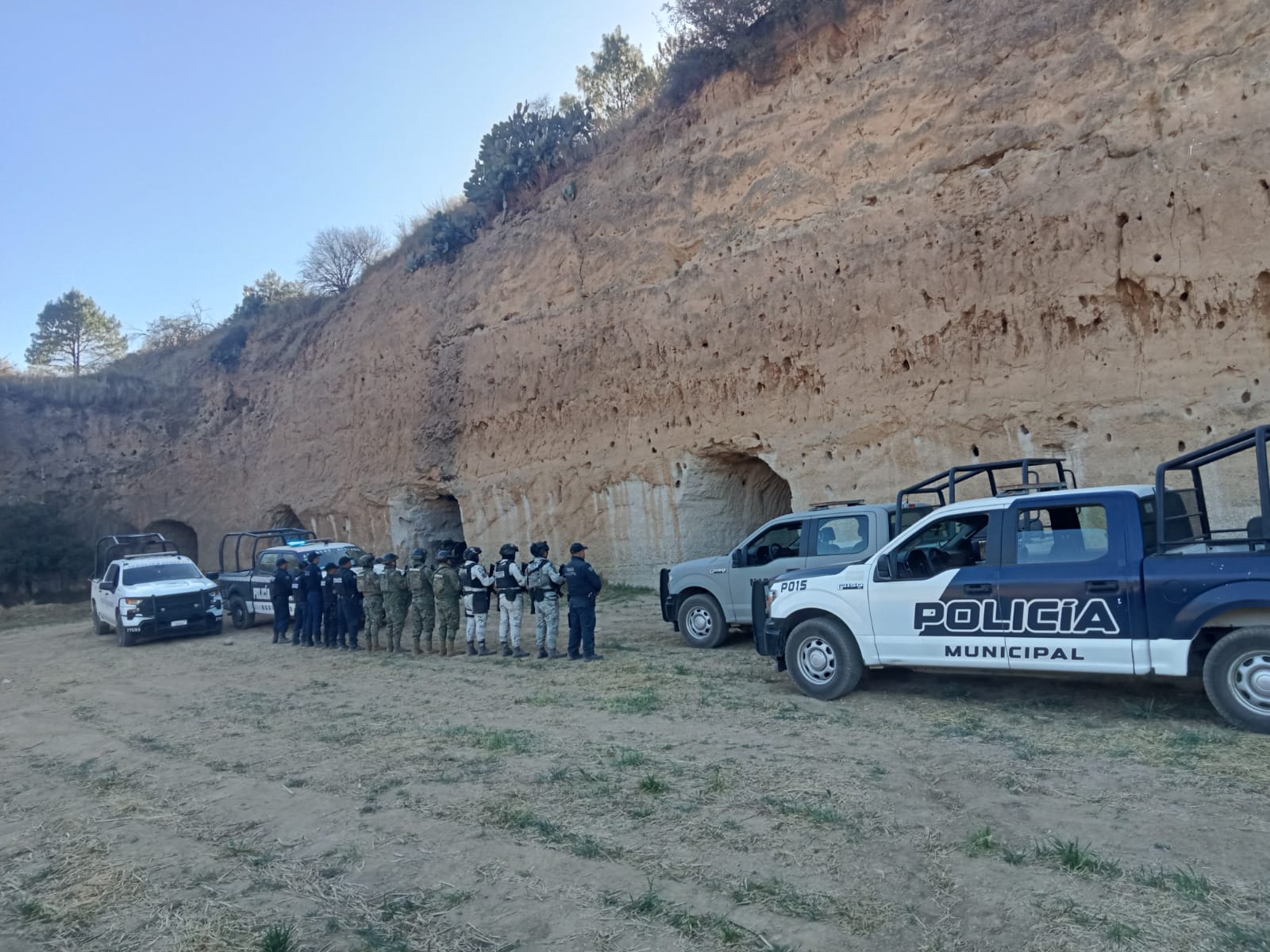 Desmantelan escondite criminal entre Nanacamilpa y Calpulalpan: hallan tractocamiones y motos robadas en cuevas