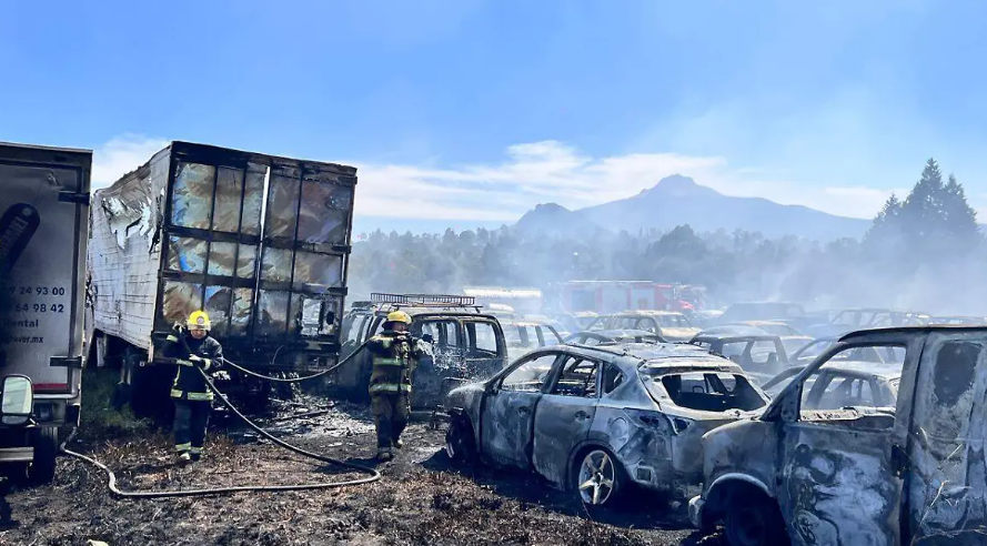 Incendio arrasa corralón de la FGJE en Tzompantepec y calcina 184 vehículos