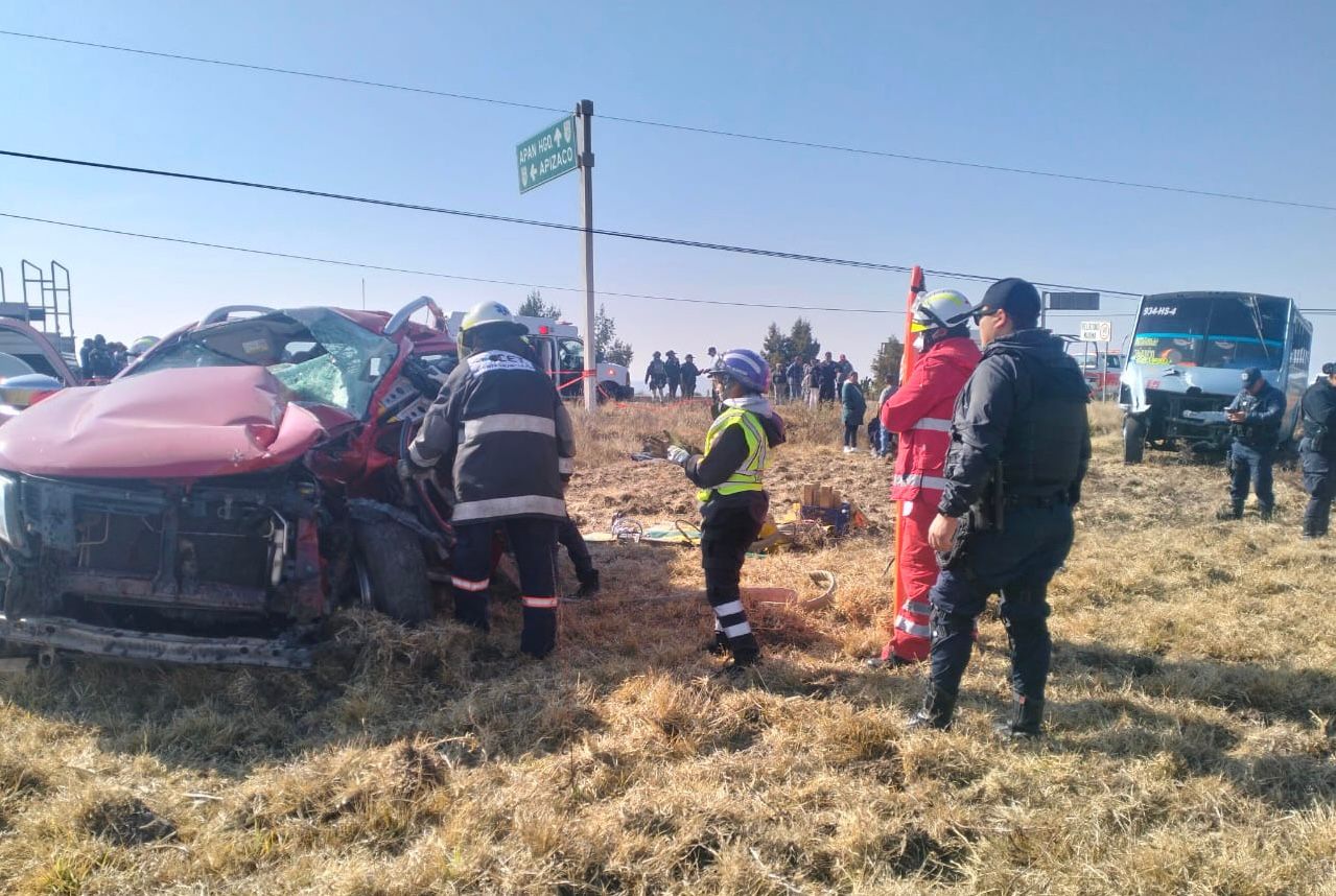 Muere pareja tras brutal choque entre camioneta y autobús ATAH en la Tlaxco–Apan