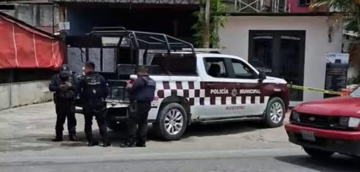 Patrullas y peritos en la zona donde fue asesinado un abogado en Xicotepec.