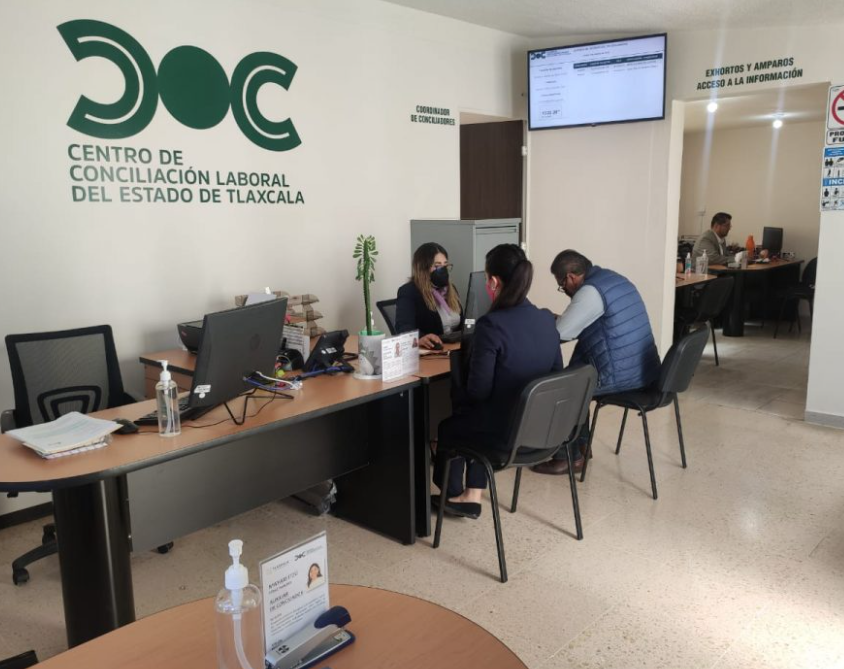 Director del CCLET durante una entrevista sobre conciliación laboral en Tlaxcala.