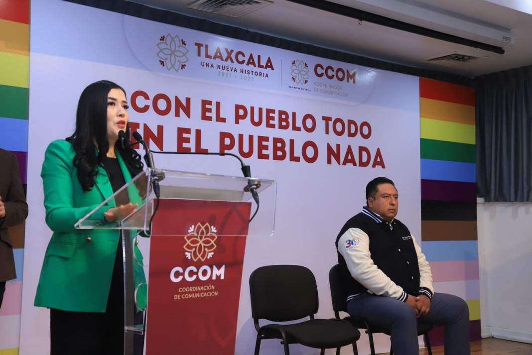 Funcionaria de Sedeco presenta la convocatoria para registrar propiedades industriales en Tlaxcala.