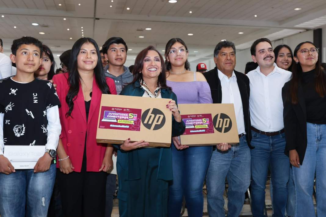 Lorena Cuéllar entrega laptops y tablets a estudiantes de Tlaxcala.