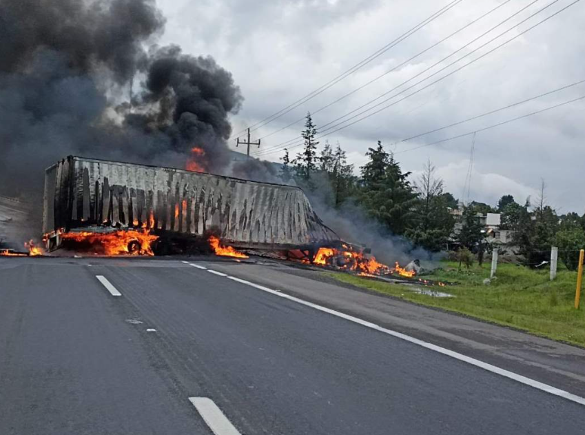 Pipa incendiada sobre la carretera México-Veracruz en Hueyotlipan.