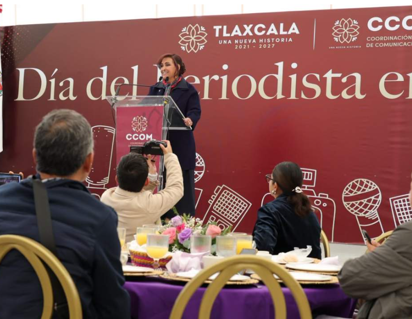 Gobernadora Lorena Cuéllar durante el encuentro con periodistas en Tlaxcala.