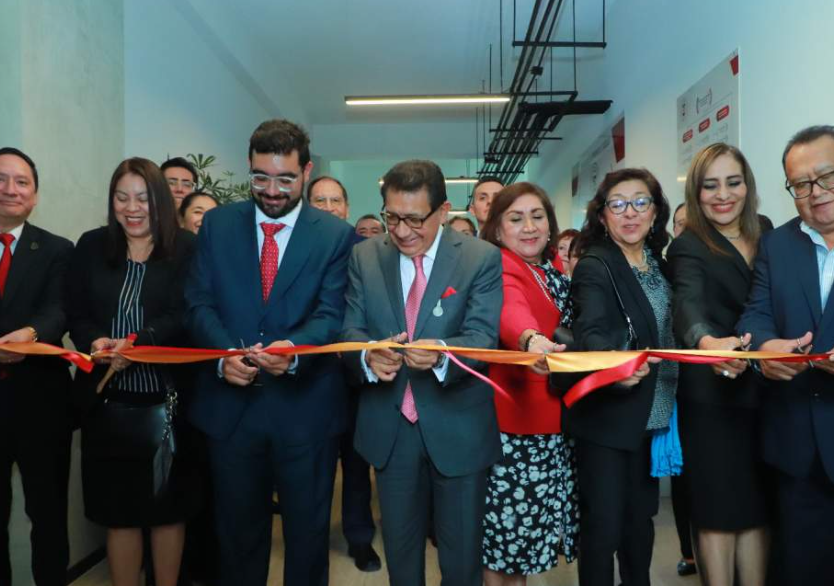 Autoridades de la UATx inaugurando oficinas en la Torre Universitaria en Tlaxcala