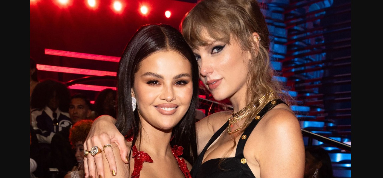 Taylor Swift y Travis Kelce durante un evento público.