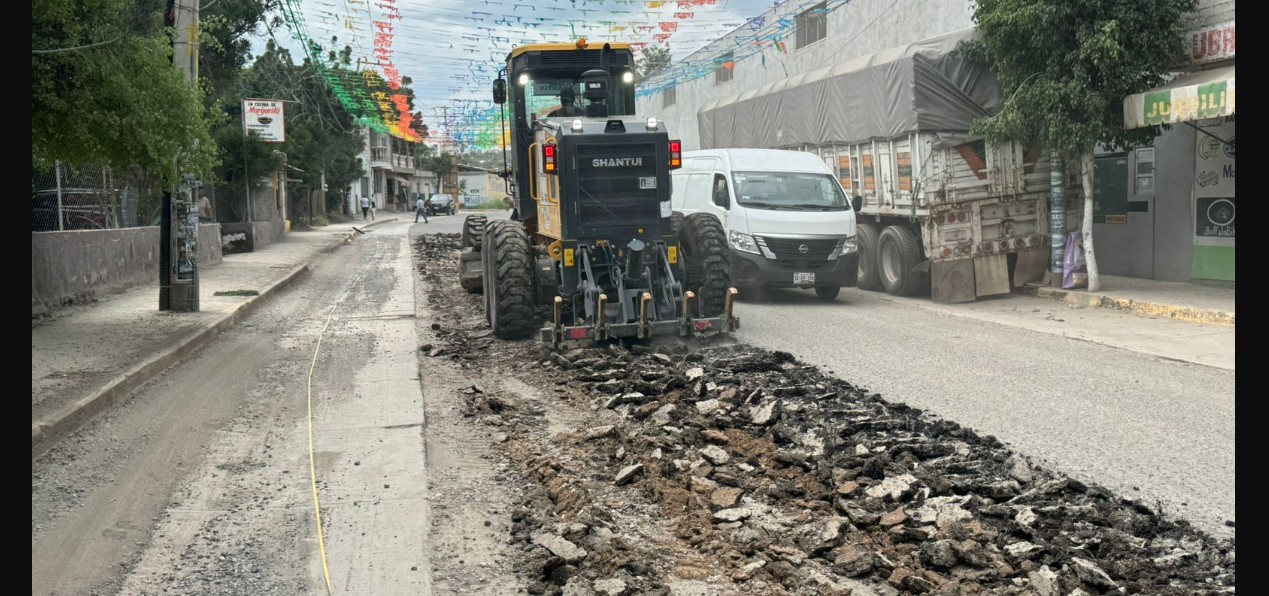 Trabajadores realizan obras de rehabilitación en una carretera de Tehuacán.