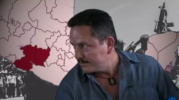 Agentes y fotografía de 'El Abuelo' junto a información del Departamento de Justicia.