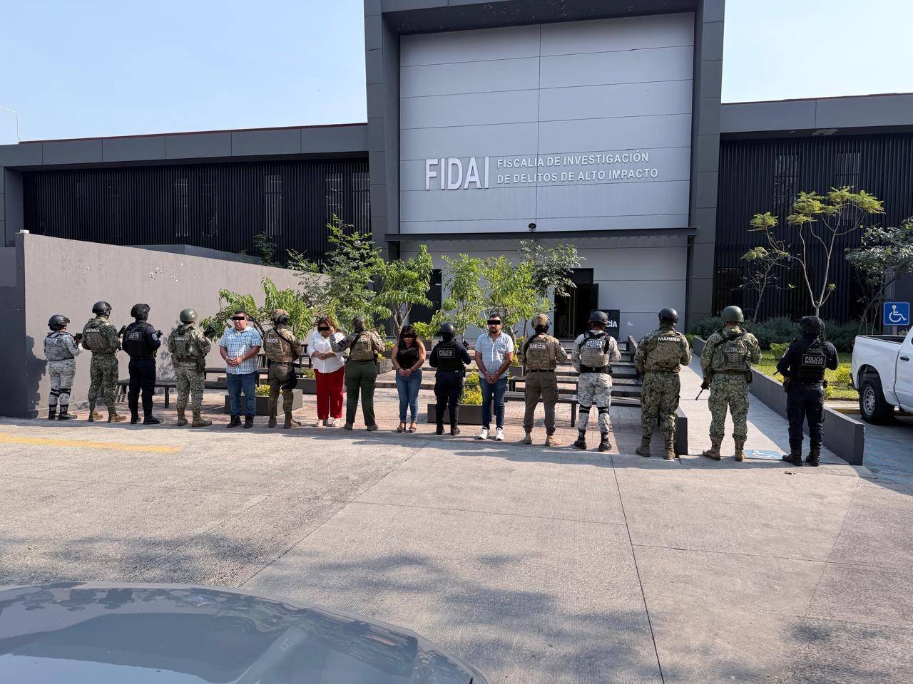 Funcionario de seguridad estatal durante una conferencia sobre investigaciones a alcaldes en Tlaxcala.