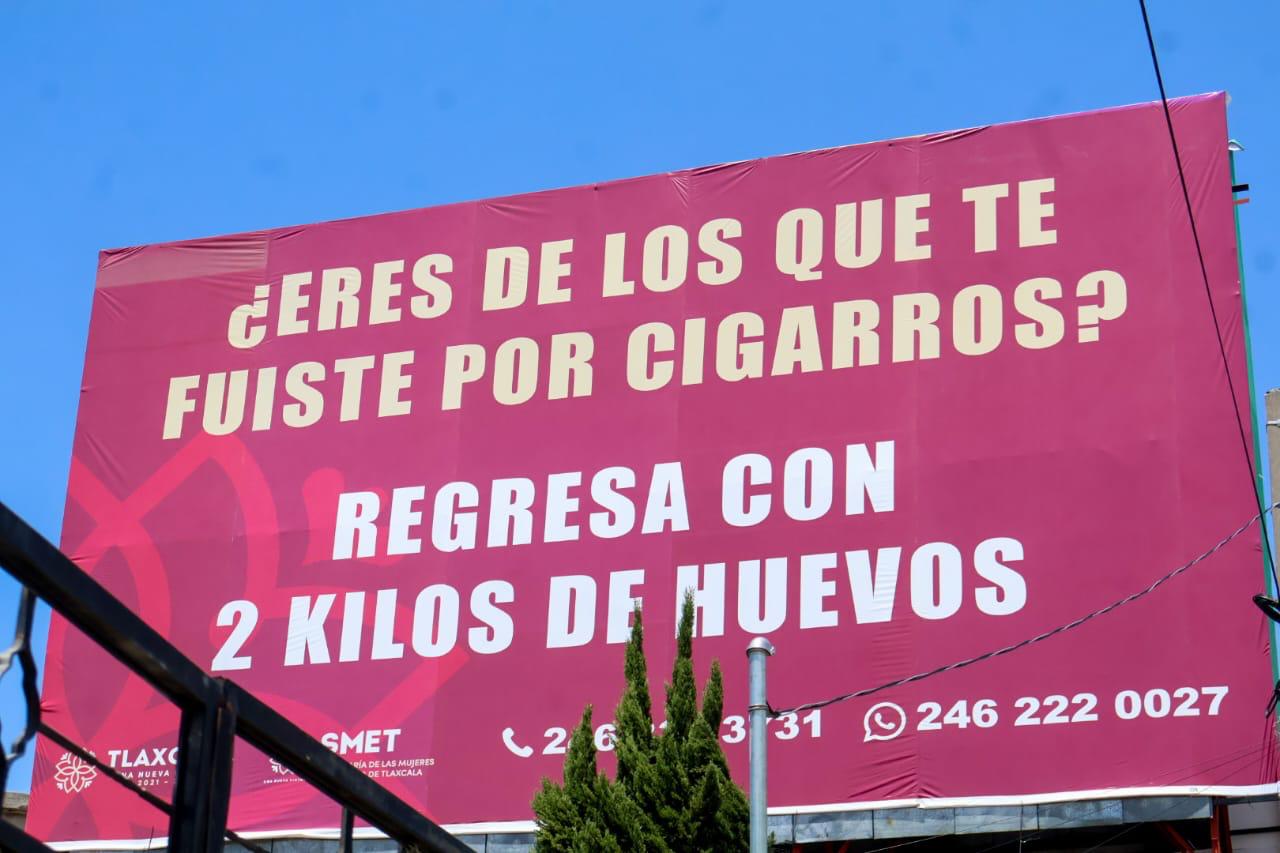 Personas protestando contra una campaña gubernamental en Tlaxcala sobre violencia de género