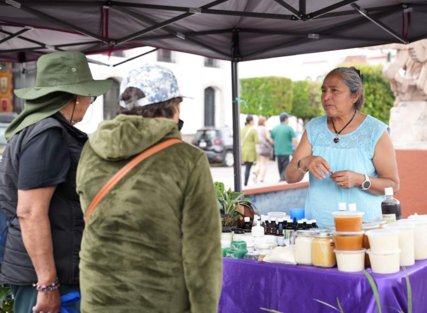 Personas comprando productos locales en el Mercado Social de Tlaxcala.