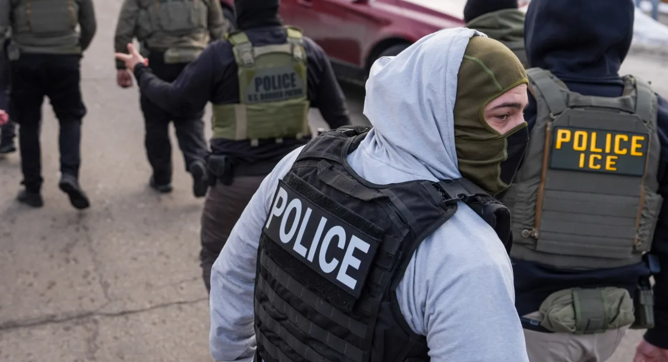 Agentes del ICE durante operativos migratorios en Estados Unidos.