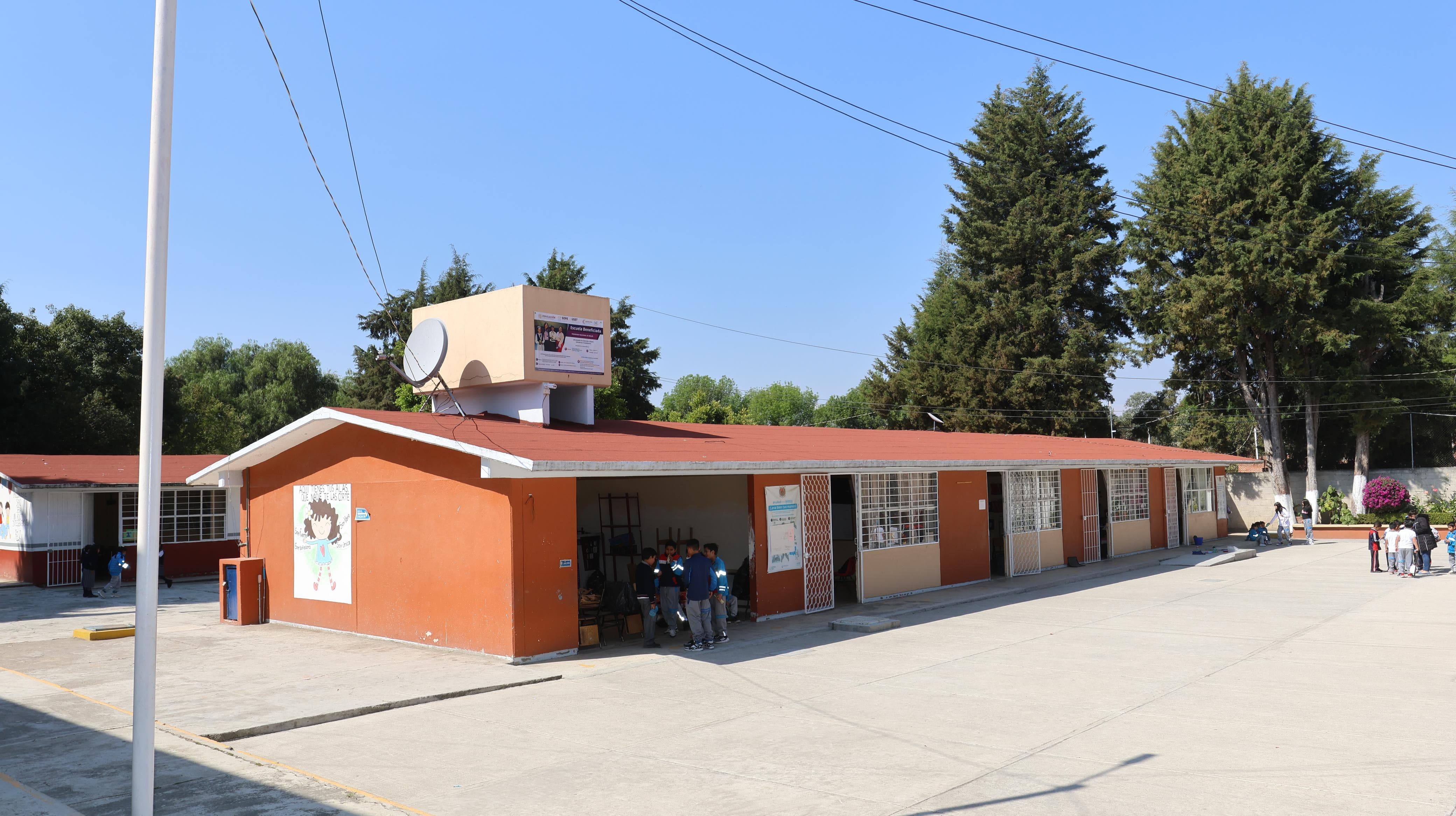 Padres de familia protestando por cobros y uniformes escolares en una escuela de Tlaxcala.