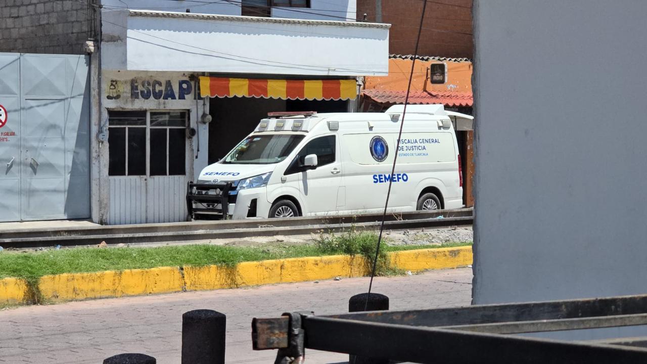 Patrulla y servicios de emergencia afuera de un domicilio en Chiautempan, Tlaxcala