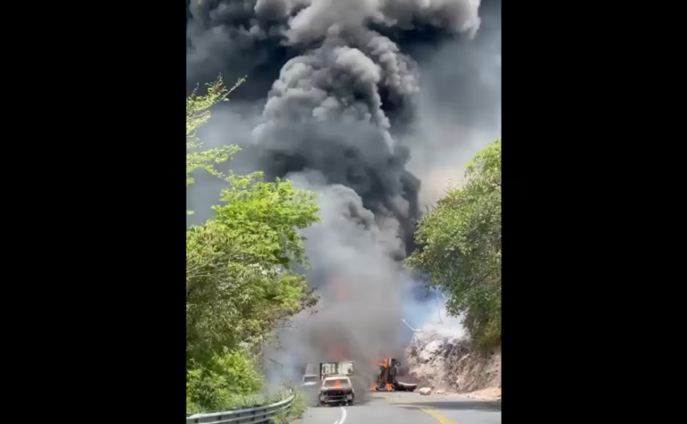 Pipa incendiada sobre la carretera Iguala–Cuernavaca mientras trabajan los servicios de emergencia.