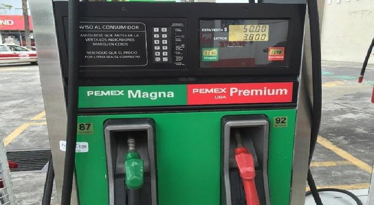 Estación de gasolina Pemex con autos cargando combustible en México