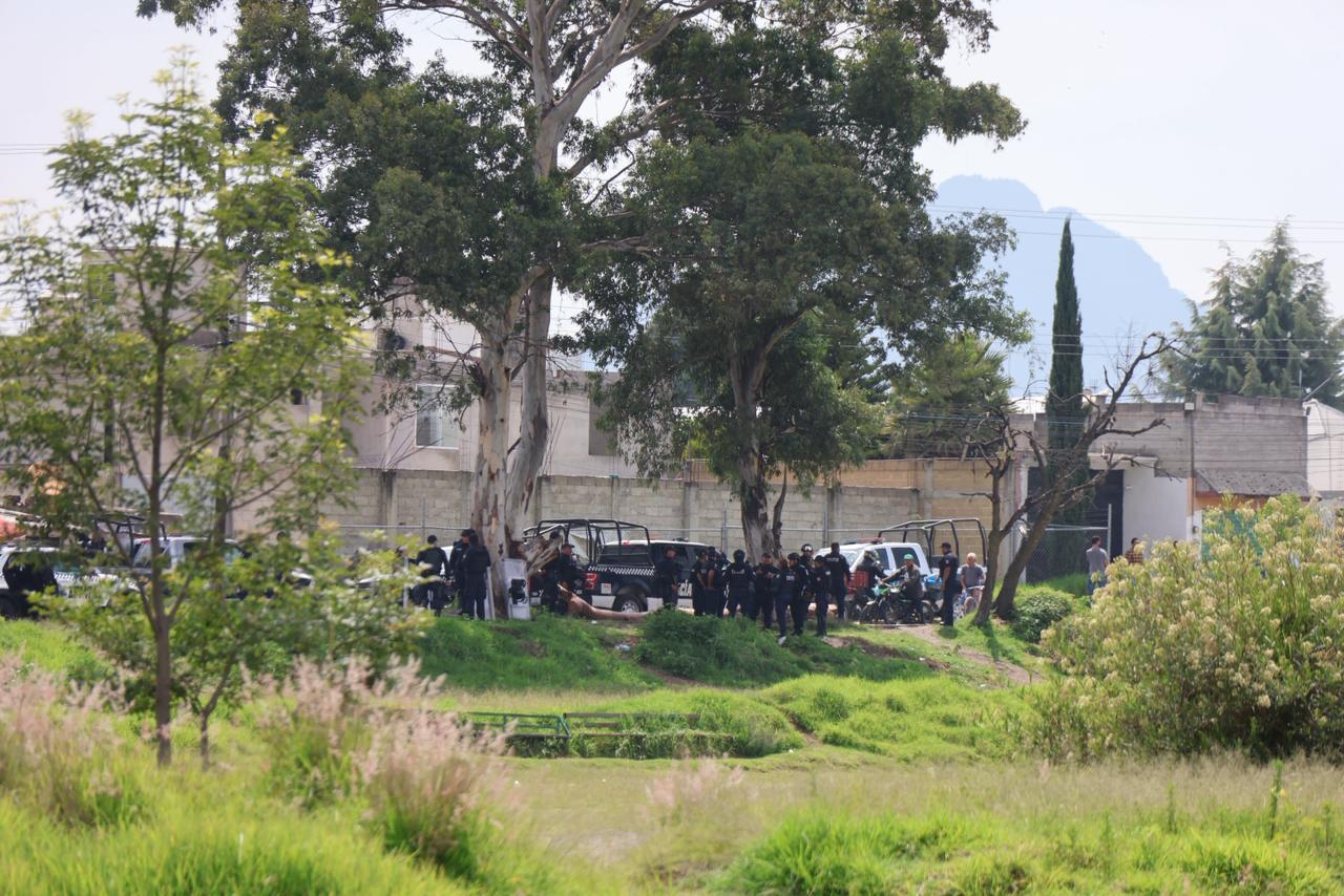 Policías resguardan el terreno del futuro hospital del IMSS en Ixcotla.