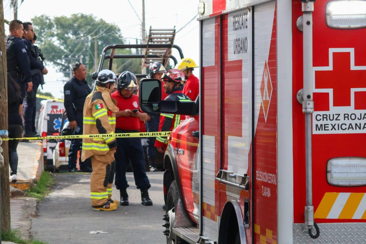 Patrullas y personal de emergencia en una barranca de Tlacomulco.