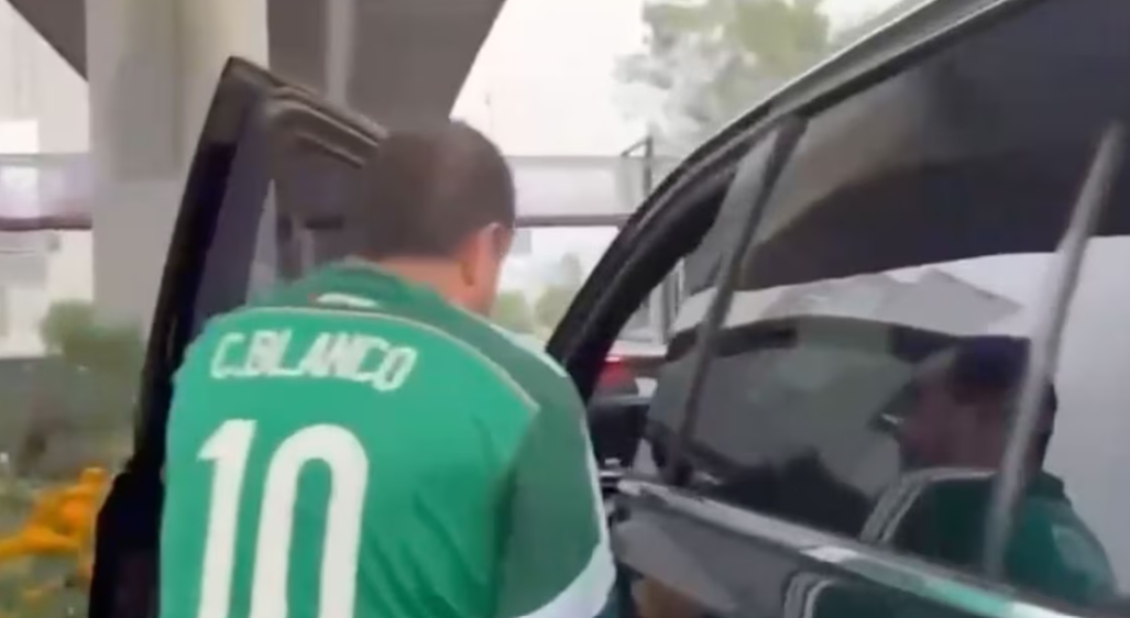Activistas protestan mientras Cuauhtémoc Blanco llega al estadio.