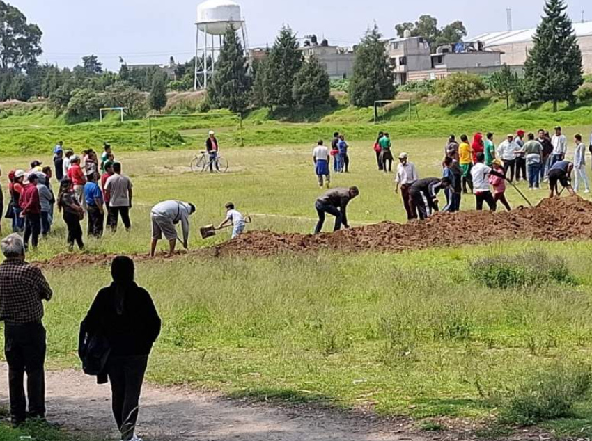 Habitantes reunidos durante el inicio de las obras del Proyecto Integral de Salud en Chiautempan.