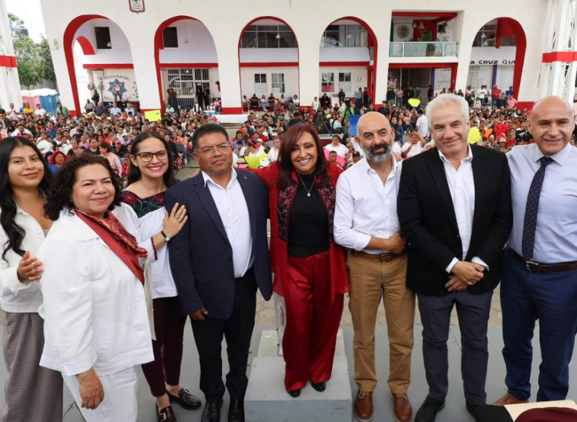 Lorena Cuéllar durante un Encuentro Tlaxcalteca con habitantes de un municipio.