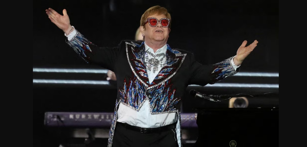 Elton John durante una presentación en vivo.