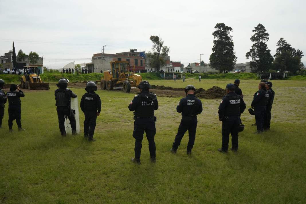 Trabajadores y autoridades durante el inicio de obras del proyecto del IMSS en Chiautempan.