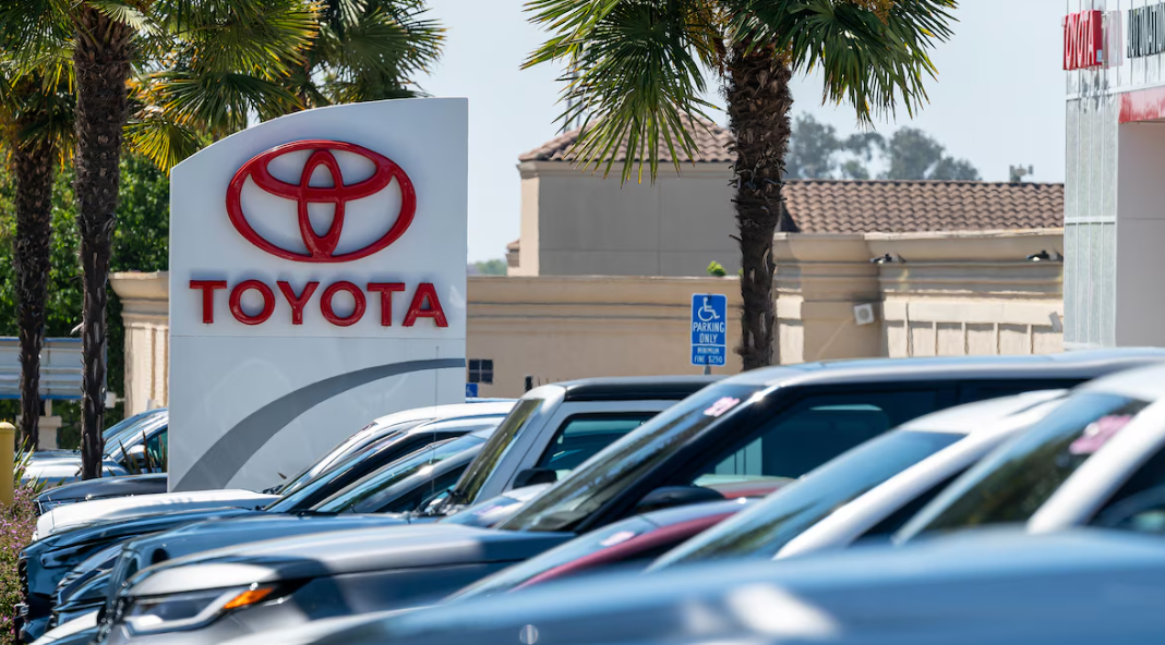 Planta de Toyota con vehículos en línea de producción.