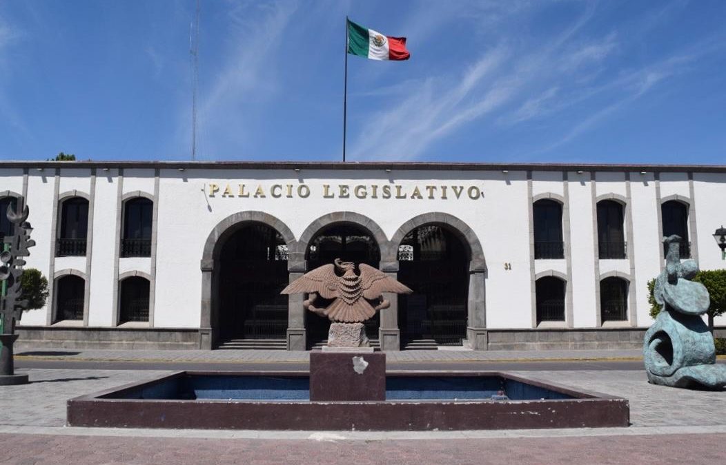 Diputados del Congreso de Tlaxcala durante una sesión legislativa.
