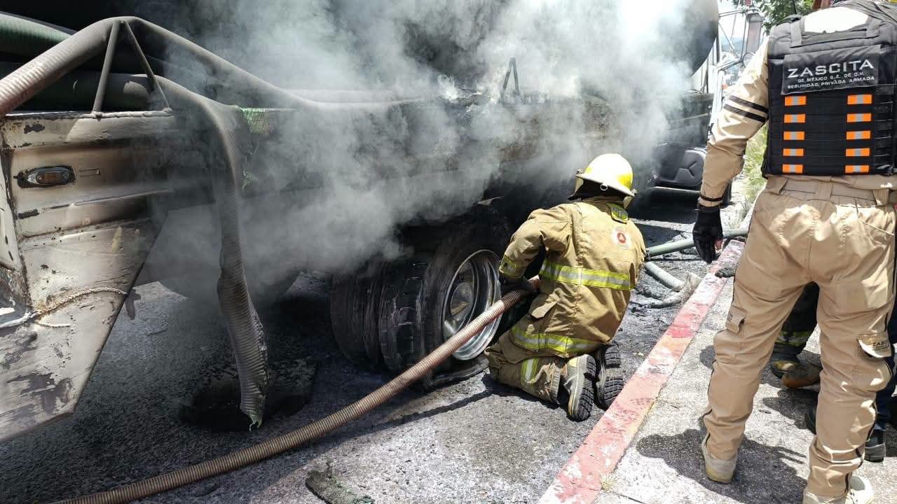 Incendio de pipa de agua en Periférico Ecológico deja daños materiales