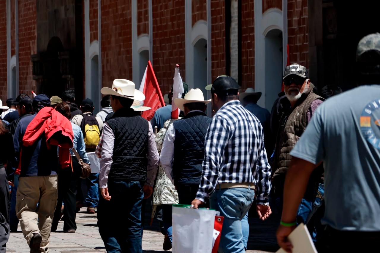 Productores agrícolas reunidos frente al Palacio de Gobierno de Tlaxcala.