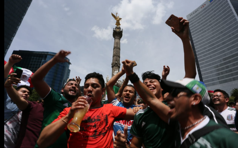 Personas reunidas durante los festejos del Mundial en el Ángel de la Independencia.