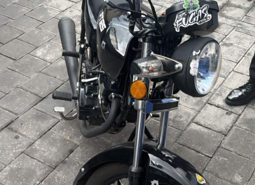 Patrulla y motocicleta asegurada frente a una casa de empeño en Tlaxcala.