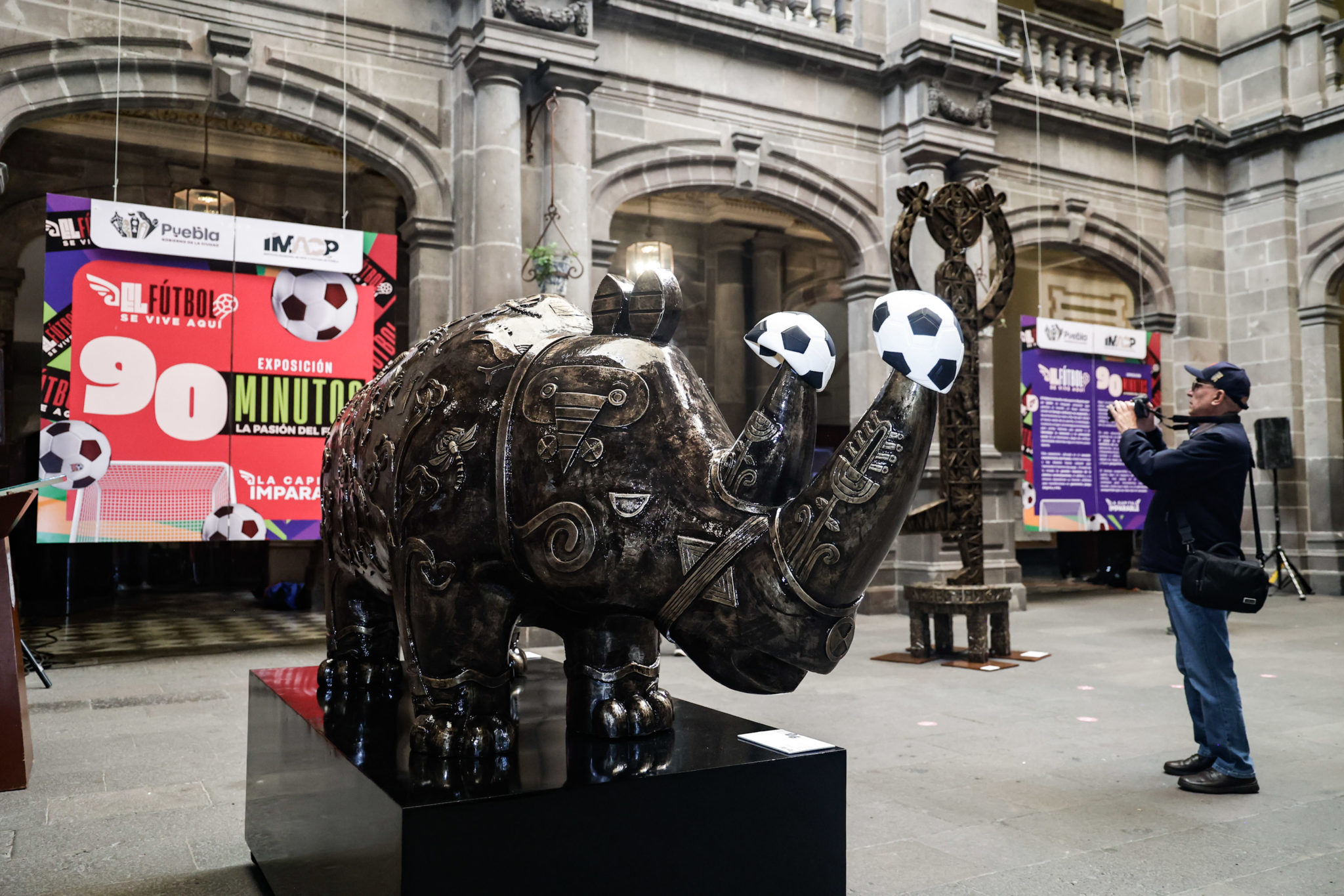 “90 Minutos”: el futbol se convierte en arte en el Palacio Municipal de Puebla