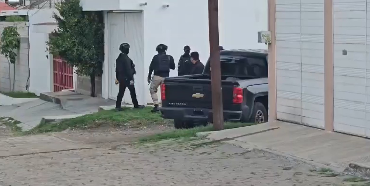 Agentes de la Fiscalía durante un cateo en Santa Cruz Guadalupe.