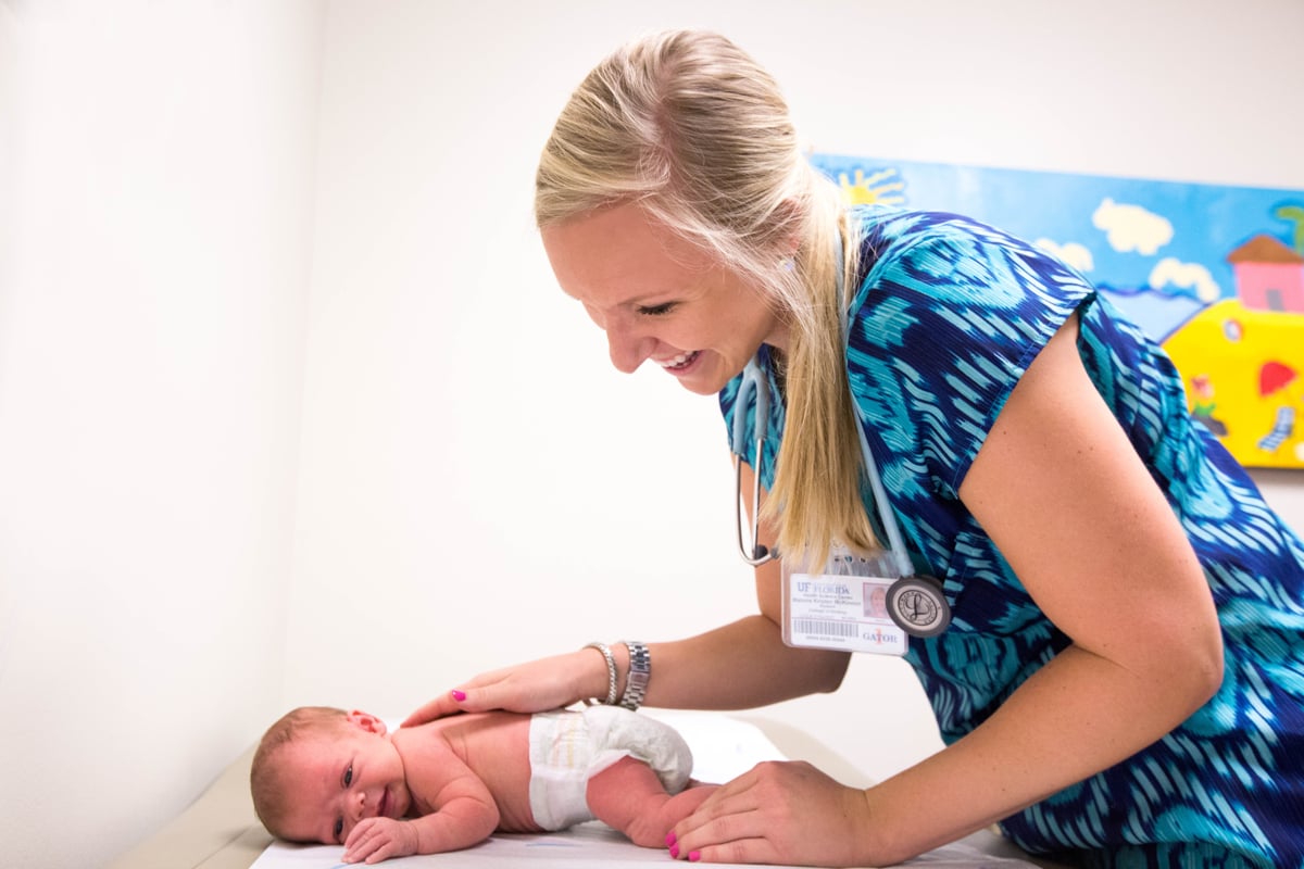 Bebé durante una revisión médica infantil.