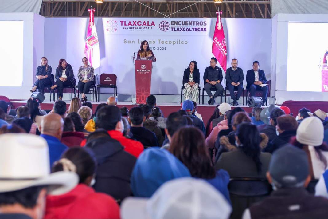Lorena Cuéllar durante un encuentro ciudadano en San Lucas Tecopilco.