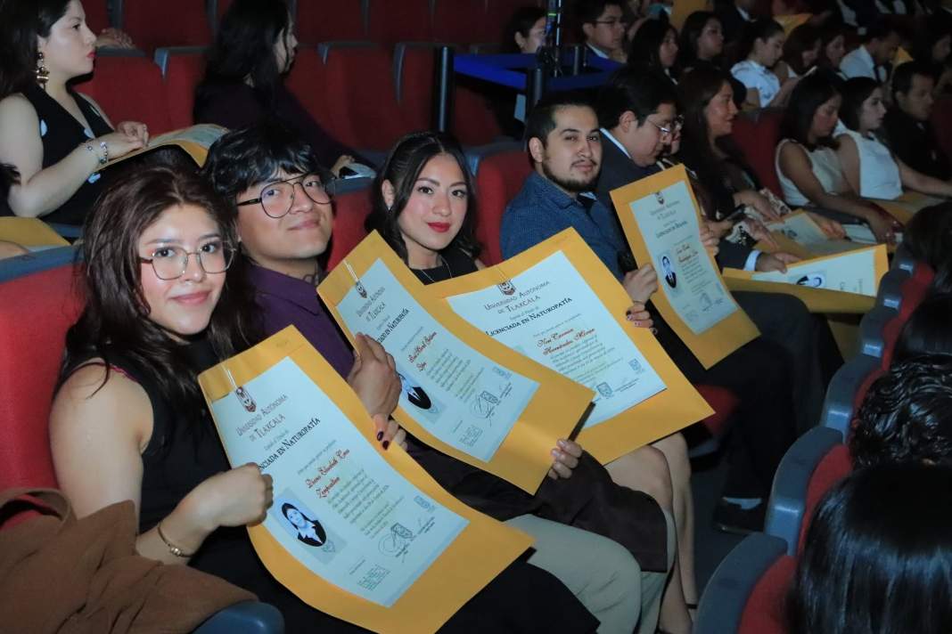 Entrega de títulos profesionales a egresados de la UATx.