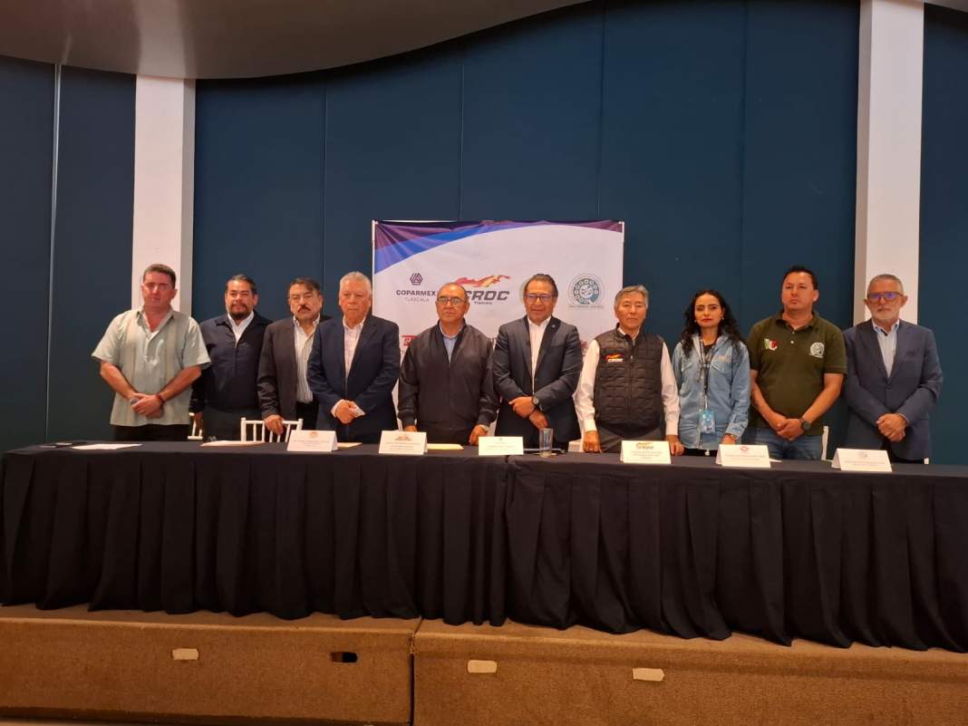 Representantes sindicales y empresariales durante la firma del Consea en Tlaxcala.