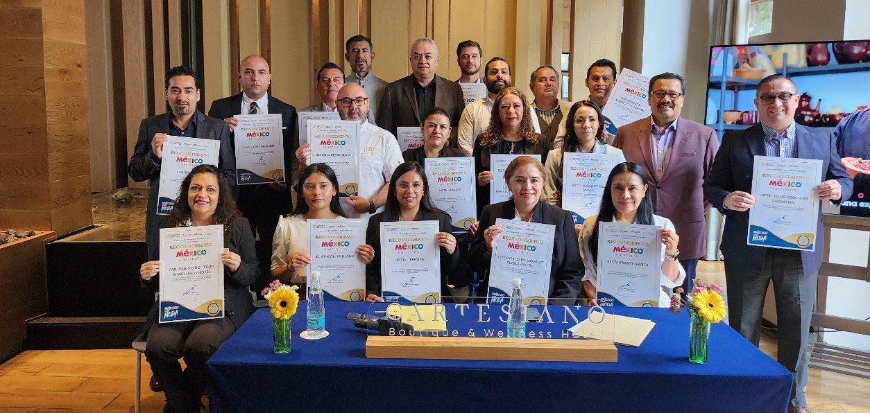 Entrega de distintivos México Anfitrión 2026 a hoteles y restaurantes de Puebla.