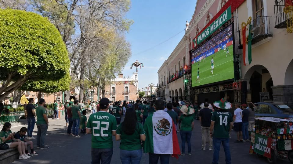 Personas viendo un partido del Mundial en pantallas gigantes en Tlaxcala.