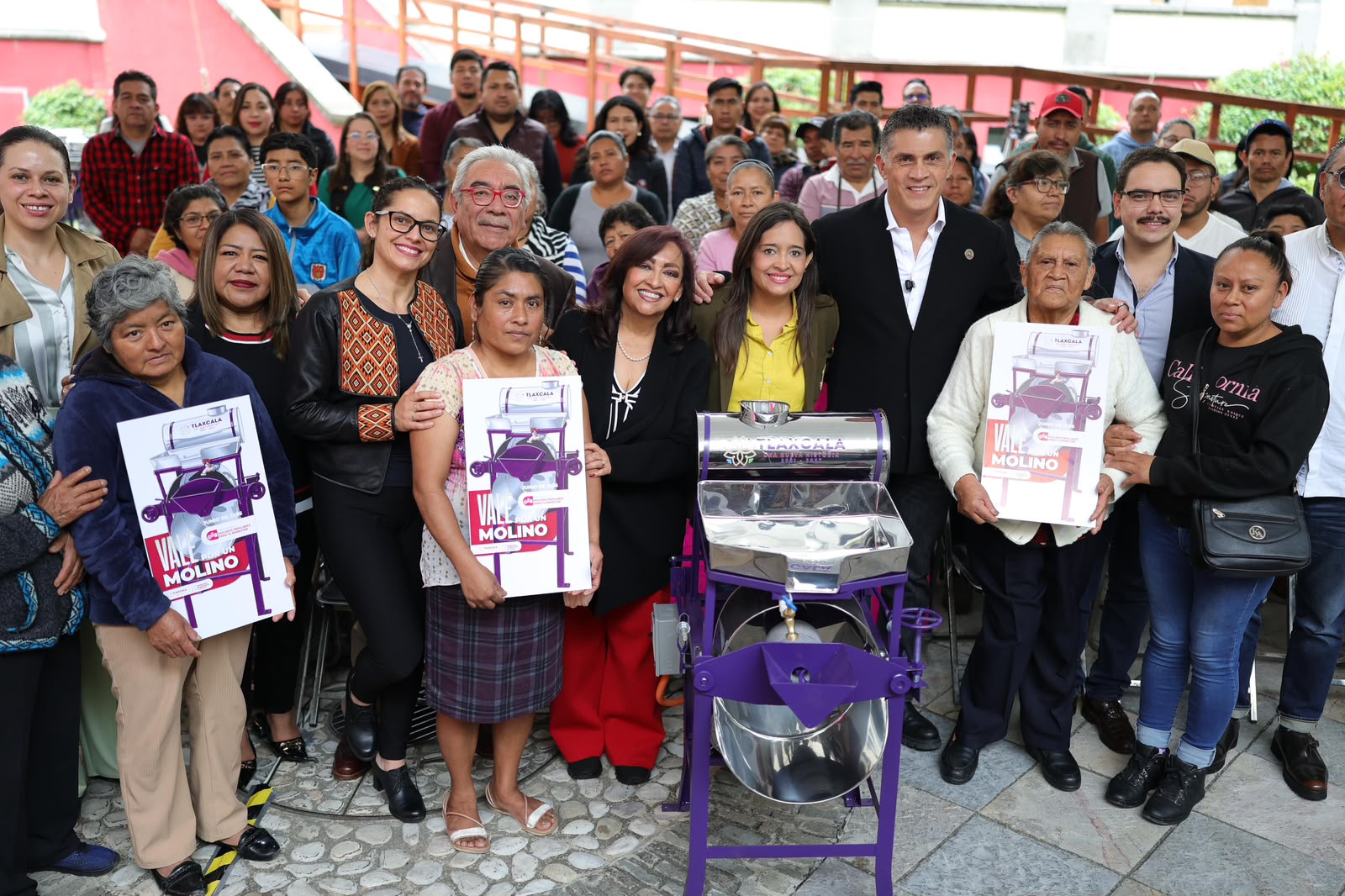 Entrega de molinos familiares a beneficiarios en Tlaxcala.