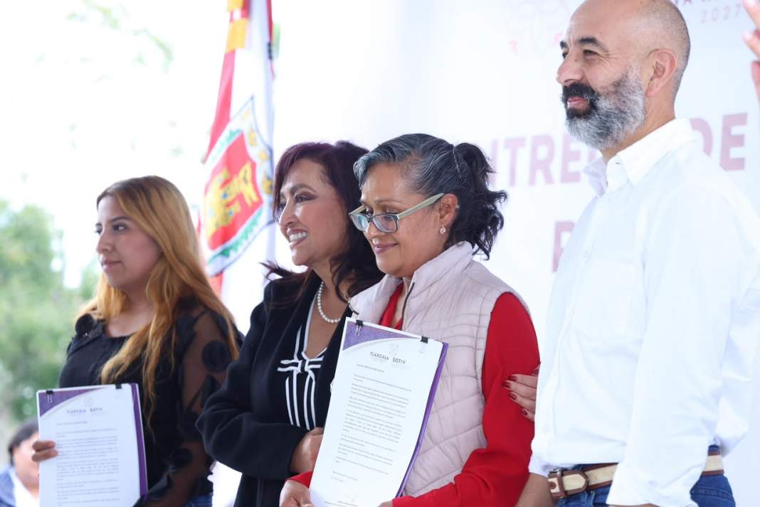 Entrega de apoyos de vivienda en Tzompantepec.