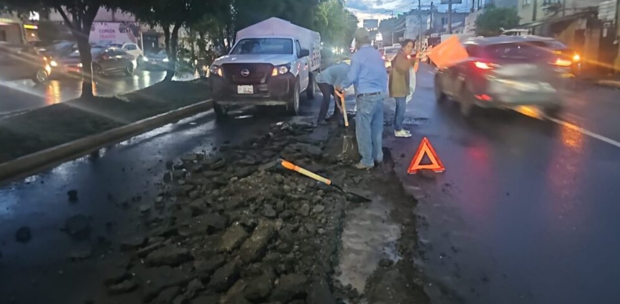 Daños en la Avenida José María Lafragua tras las lluvias en Puebla.