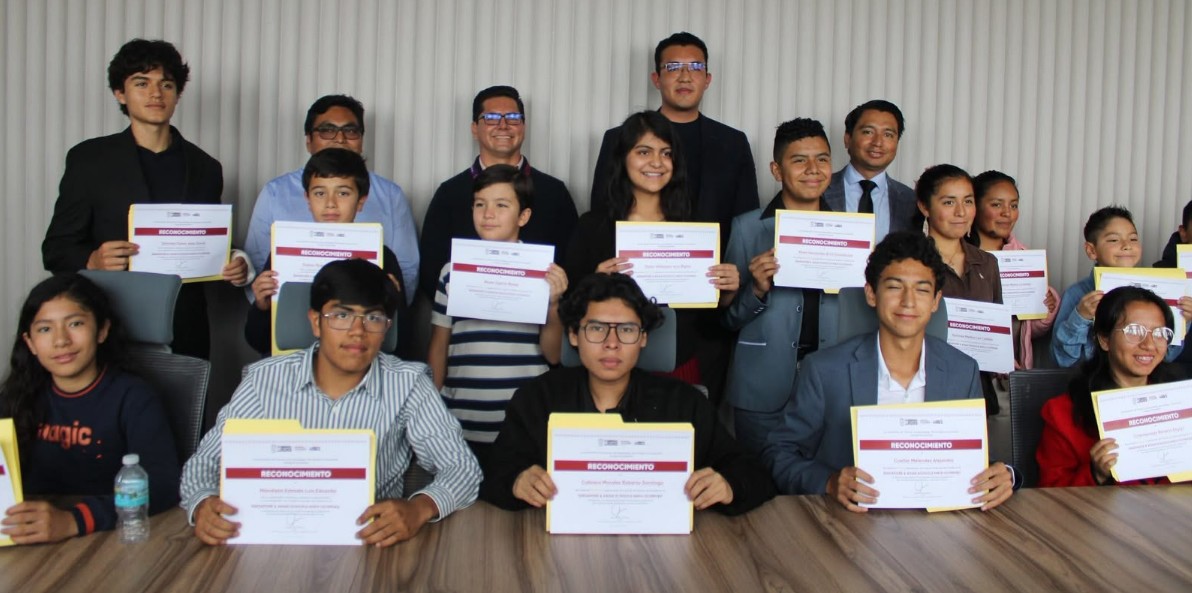 Estudiantes poblanos reconocidos antes de viajar a Singapur.