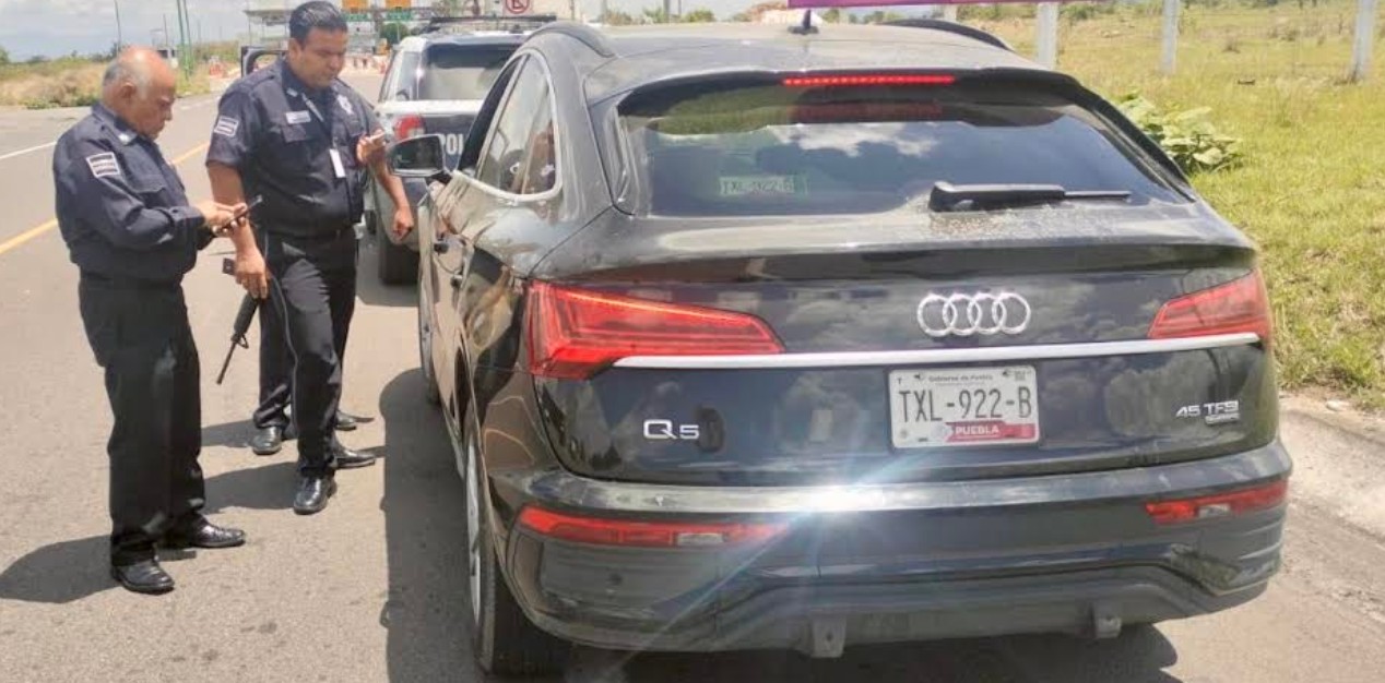 Patrulla y camioneta asegurada en Atlixco